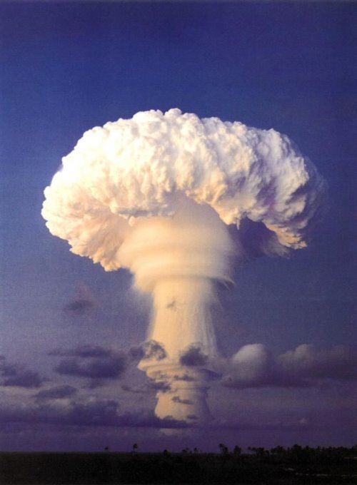 gambar ledakan nuklir [roghuzshy.wordpress.com]