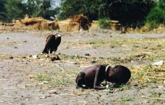 Di Afrika. Seekor burung pemakan bangkai sedang menunggu seorang bocah yang sedang sekarat kelaparan