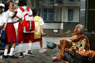 Di Indonesia. Seorang pengemis dilecehkan oleh pelajar